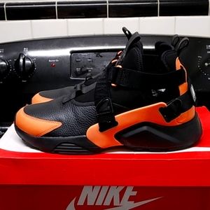 Nike Air Huarache city utility (black total orange) size 10.5 M/12W(2018release)